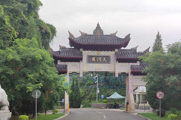 河畔绿意中的生命颂歌：探索大河贝墓园的生态人文之旅