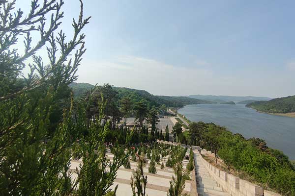大河贝墓园